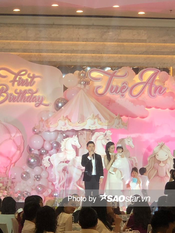 Đức Phúc 'quẩy' xập xình trong tiệc sinh nhật con gái Đỗ Mỹ Linh Ảnh 1