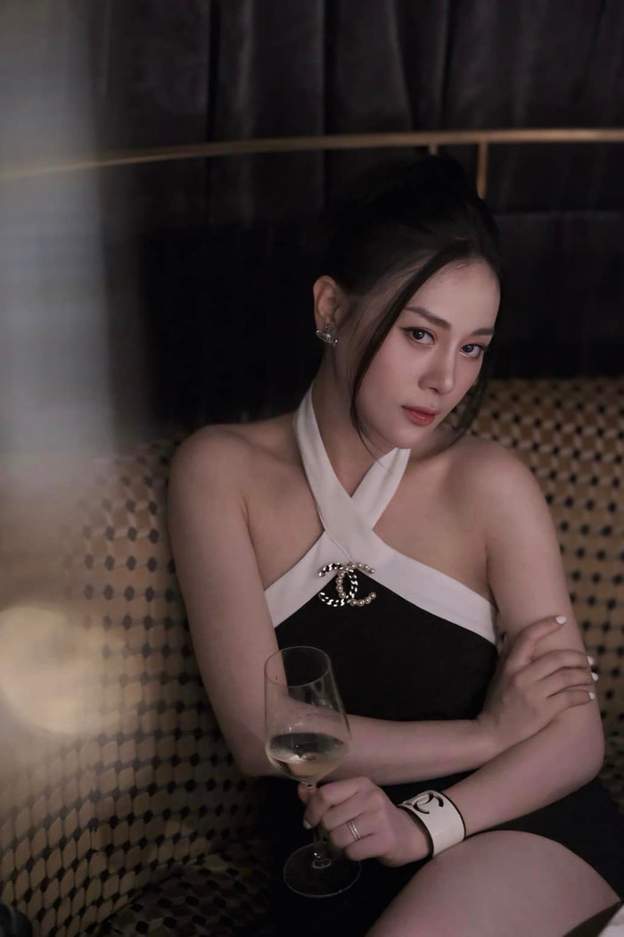 Phương Oanh về dáng 'thần tốc' sau khi sinh nở. Mẹ bỉm tự tin diện trang phục bó sát, khoe trọn vóc dáng thon gọn.