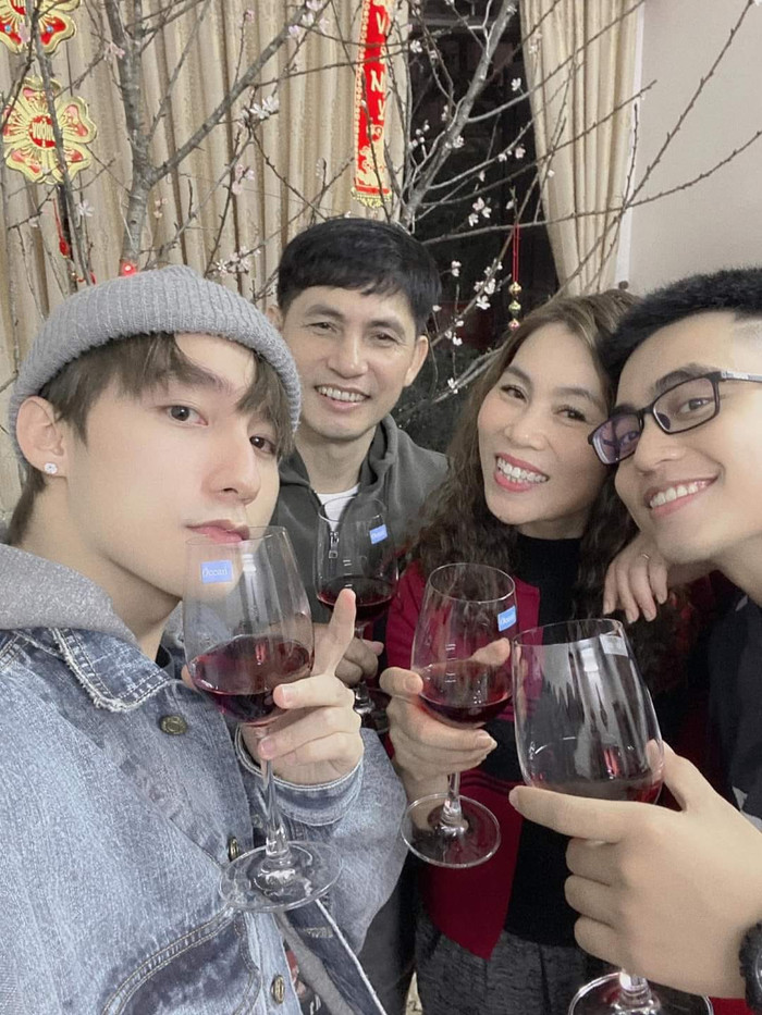 Mẹ Sơn Tùng chúc mừng sinh nhật con trai, hé lộ khoảnh khắc chưa từng công bố Ảnh 1