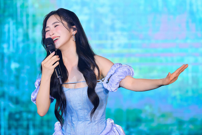 Hương Tràm vẫn chăm chỉ đi biểu diễn. Ảnh: FBNV