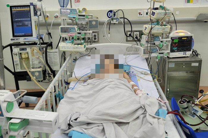 Bé gái được các bác sĩ tận tình cứu chữa nên hiện tại sức khoẻ tiến triển tốt. Ảnh: VietNamNet