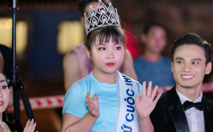 Ấn tượng bảng thành tích học tập của mẫu nhí ngồi ghế giám khảo cuộc thi Tỏa sáng thiên thần nhí Ảnh 2