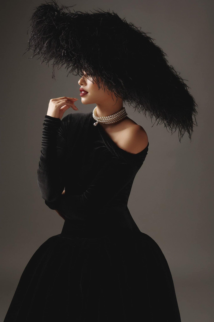 Đăng quang Hoa hậu Hoàn vũ Việt Nam đã lâu nhưng tên tuổi của Phạm Hương vẫn gây tiếng vang lớn. Thời điểm đó, cô được ví von là Hoa hậu quốc dân khi được công chúng đón nhận và liên tục xuất hiện trong loạt quảng cáo lớn tại Việt Nam.