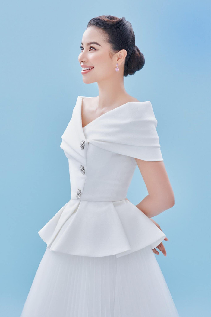 Chia sẻ về nửa kia, cô từng tâm sự: 'Anh ấy không phải là người trong showbiz, chỉ là một người bình thường. Tôi không mong là những áp lực mà mình đã trải qua là đặt lên chính gia đình. Tôi chỉ mong tổ ấm có một cuộc sống bình thường, bản thân cũng chấp nhận rời bỏ hào quang, nhường lại cho các em tỏa sáng'.