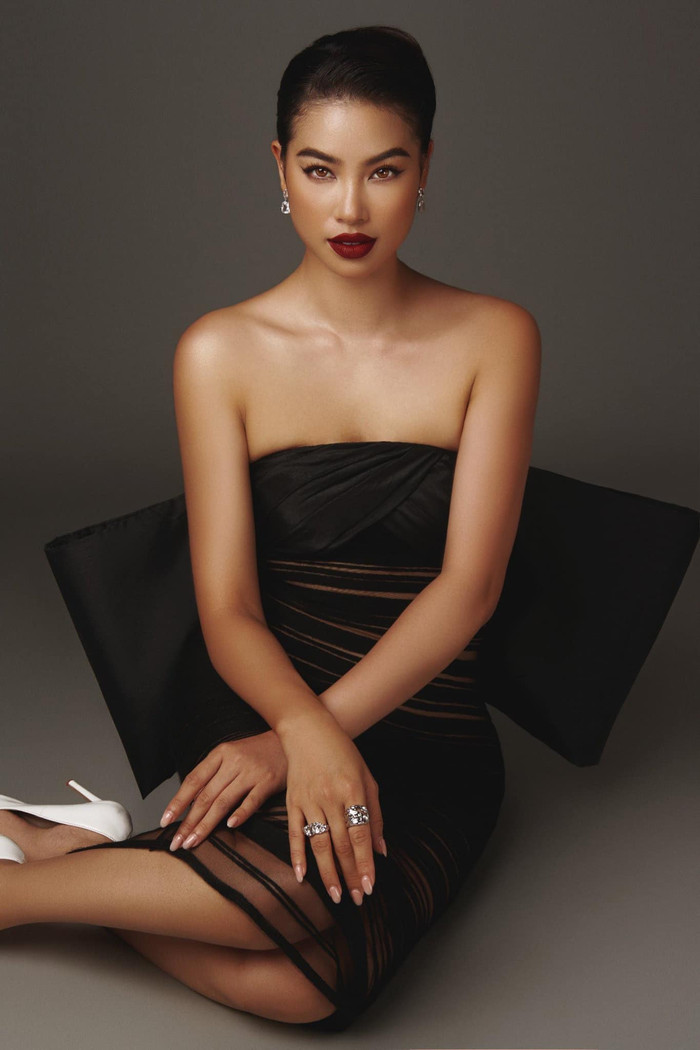 Mặc dù chạm ngưỡng U33 và trả qua hai lần sinh đẻ nhưng vóc dáng và thần thái của cô vẫn căng mượt khó ai sánh bằng. Ở mỗi trang phục, nàng hậu luôn toát lên thần thái ấn tượng và thu hút.