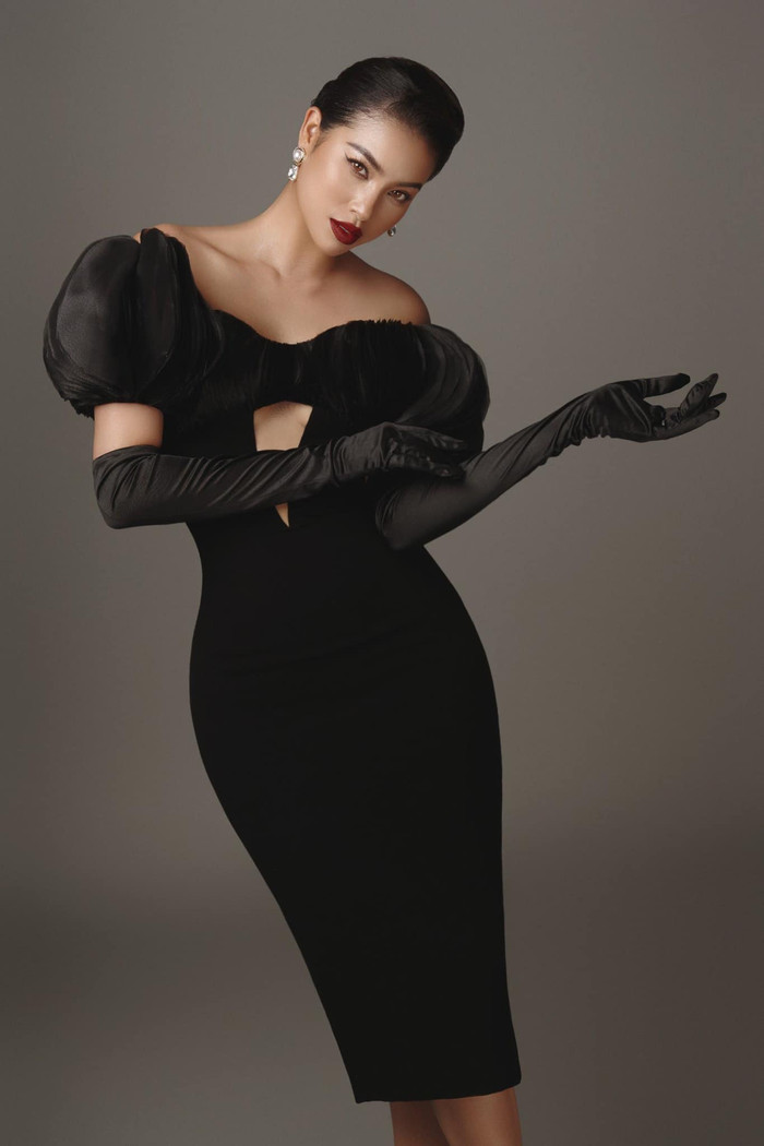  Quyến rũ và sang trọng là hai tính từ dùng để miêu tả diện mạo của nàng hậu đến từ Hải Phòng khi diện thiết kế váy dài, xẻ tà cao khoe trọn đôi chân dài mơ ước. Sự biến hóa đa dạng của Phạm Hương được thể hiện rõ nhất qua từng gam màu, kiểu dáng. 