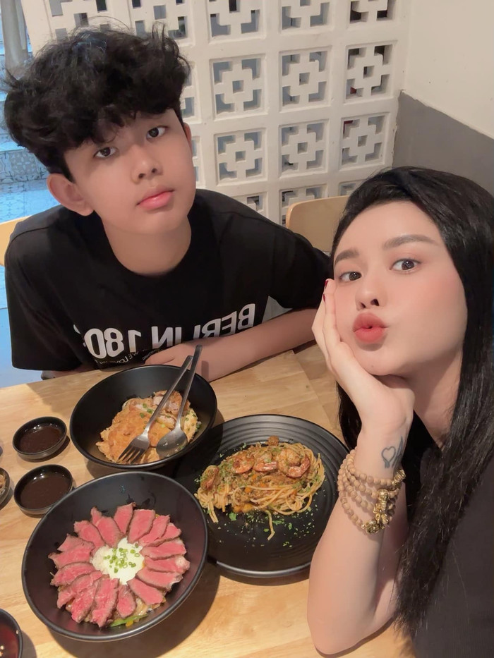 Trương Quỳnh Anh nhí nhố trong buổi đi ăn cùng con trai.