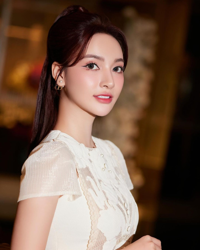 Tuy nhiên, có một số bình luận cho rằng 'bạn diễn' của Việt Anh vẫn hơi đơ trong một vài phân cảnh vì gương mặt có can thiệp thẩm mỹ. Đứng trước ý kiến của khán giả, Bích Thủy thổ lộ rằng làm diễn viên bị chê là điều đương nhiên, cô luôn nhìn nhận và sẽ hoàn thiện bản thân hơn mỗi ngày để làm tốt vai trò của mình. 