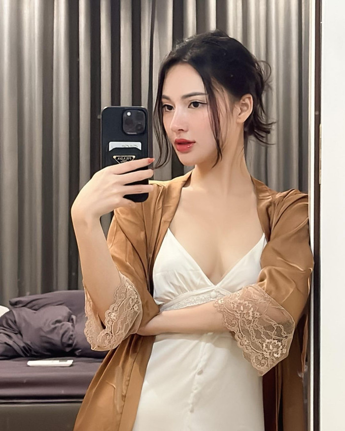 Theo Bích Thủy chia sẻ, khi làm việc với Việt Anh, cô học hỏi được nhiều thứ. Nam diễn viên luôn truyền tải những năng lượng tích cực, gần gũi để cả hai có được tương tác ăn ý trong các phân cảnh. 