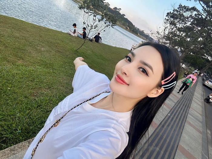 Bích Thủy được nhận xét có gương mặt vô cùng ăn ảnh, ngũ quan hài hòa, xinh đẹp. 