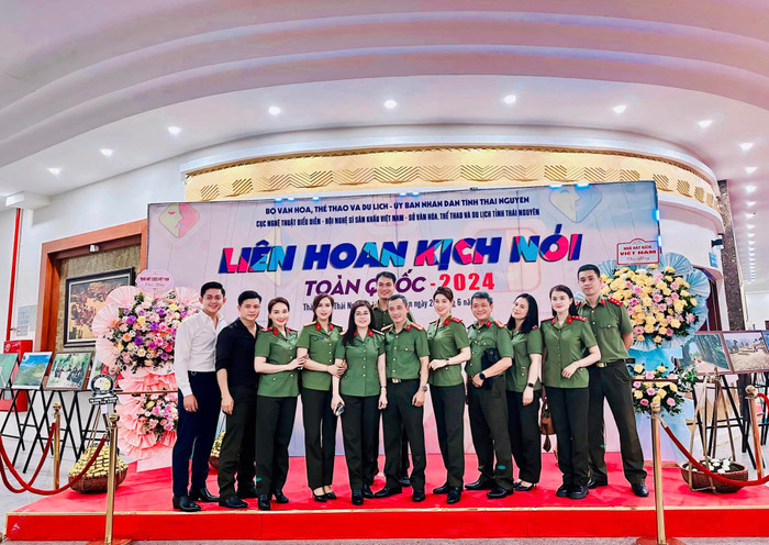 Bảo Thanh thường xuyên đăng tải những khoảnh khắc đi công tác cùng đồng nghiệp. Ảnh: FBNV