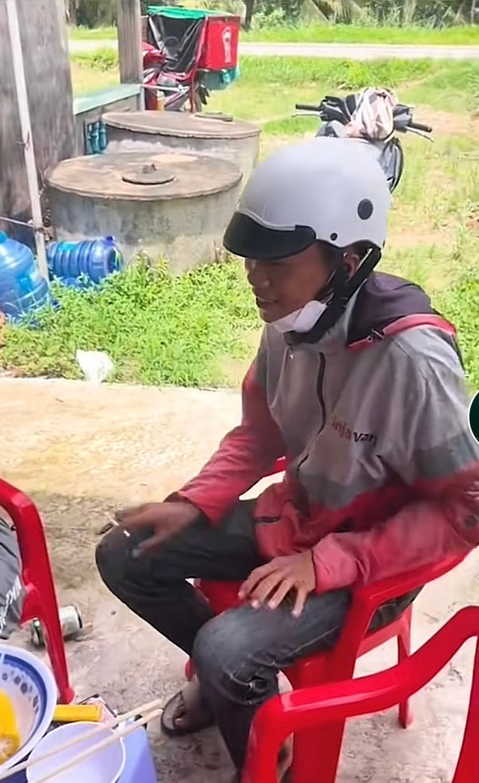 Đi giao hàng gặp chủ nhà đang ngồi nhậu, shipper liền hành động bất ngờ Ảnh 1