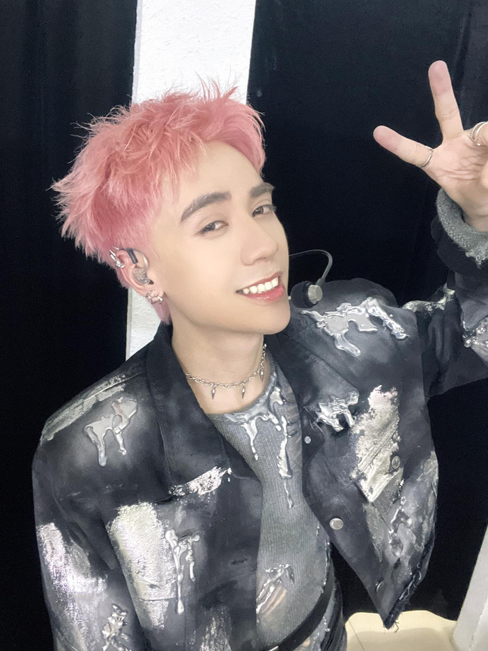 Màu tóc của Quang Hùng MasterD và chàng trai trong ảnh giống hệt nhau.