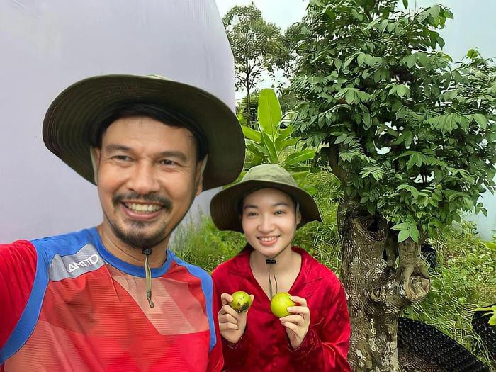 Nam diễn viên Tiết Cương và vợ trẻ xinh đẹp. 