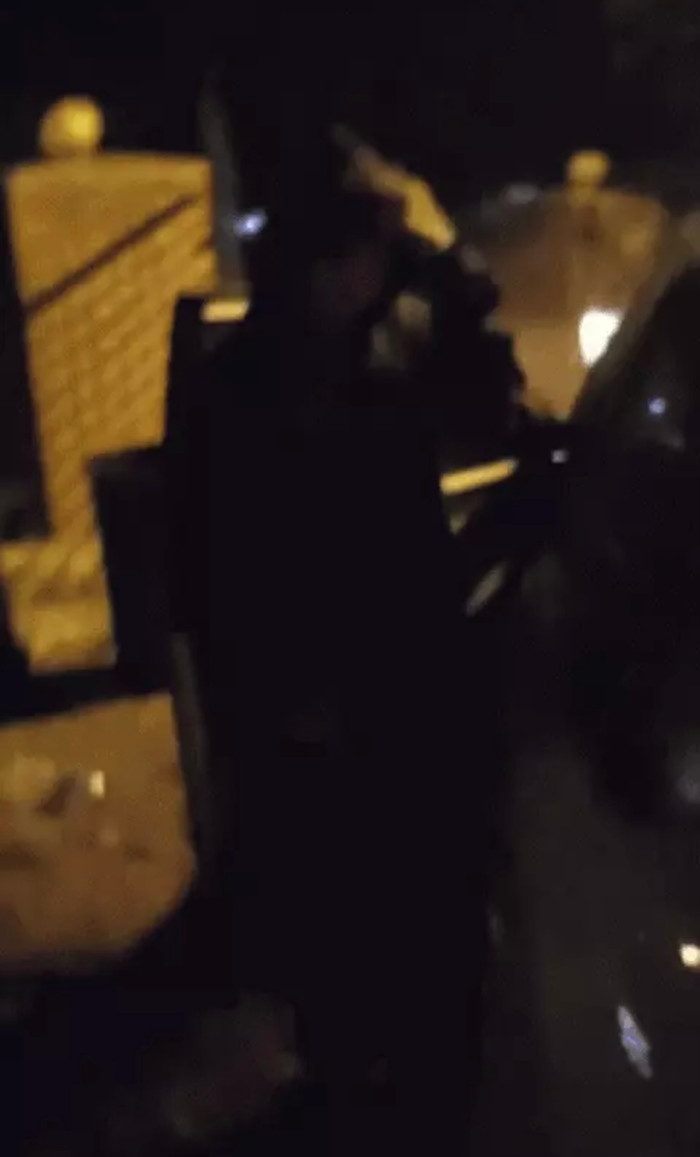 Tiểu tam ngay lập tức trốn xuống xe và giải thích đang đi thu hoạch sầu riêng cùng người chồng.