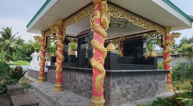 Ngôi mộ được xây dựng trang hoàng