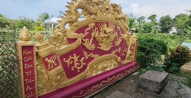 Cổng vào ngôi mộ của vị đại gia