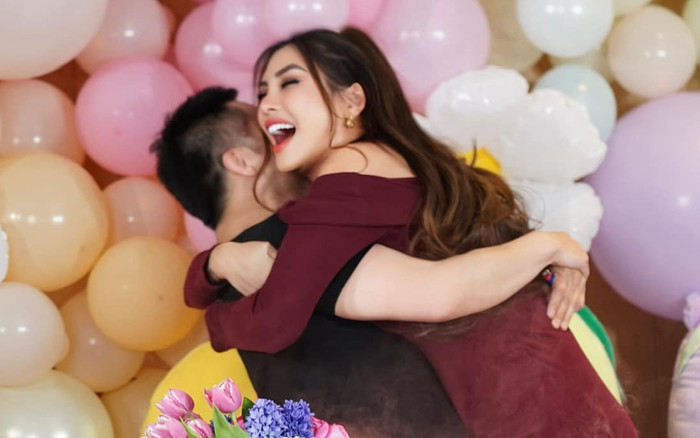 Siêu mẫu Võ Hoàng Yến hôn chồng đầy ngọt ngào Ảnh 2