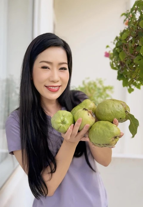 Với khán giả màn ảnh, Trịnh Kim Chi quen thuộc qua nhiều bộ phim gây tiếng vang như Những đứa con trong thành phố, Oan gia đại chiến, Những nẻo đường phù sa, Sóng gió thương trường, Cô gái xấu xí, Gạo nếp gạo tẻ...