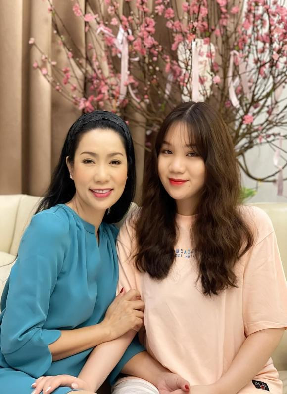Khi ngồi cạnh mẹ Á hậu, Khánh Ngân được ví như 'bản sao hoàn hảo' của Trịnh Kim Chi. Người đẹp 22 tuổi cũng sở hữu mái tóc đen dài, được chăm sóc cẩn thận.