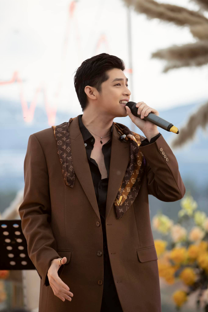 Noo Phước Thịnh yêu cầu vũ công ngừng biểu diễn để làm một việc với khán giả Ảnh 1