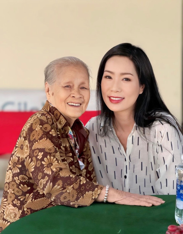 Nghệ sĩ Ngọc Đáng chụp hình cùng NSND Trịnh Kim Chi. 