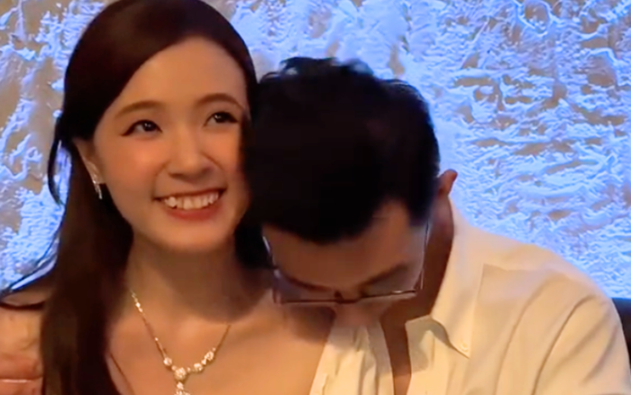 Trong bữa tiệc hậu đám cưới, Midu còn diện lại chiếc váy vào lần đầu tiên gặp chồng. Ảnh: Chụp màn hình