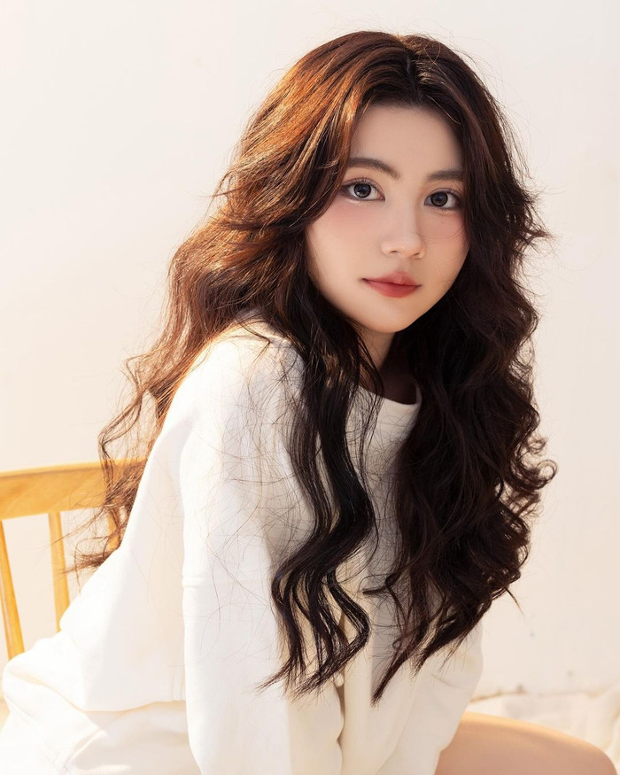 Nếu chị cả được ví như bản sao của mẹ thì Hạt Dẻ lại mang nhiều gen trội từ ba. Những ngày tấm bé, nhóc tì thu hút ánh nhìn với đôi mắt to tròn, đôi mày rậm và sống mũi cao. Không chỉ sở hữu ngũ quan sắc nét, ái nữ Quyền Linh còn ghi điểm bởi má lúm duyên. Cô sở hữu nước da trắng mịn cùng chiều cao chạm mốc 1m7.  