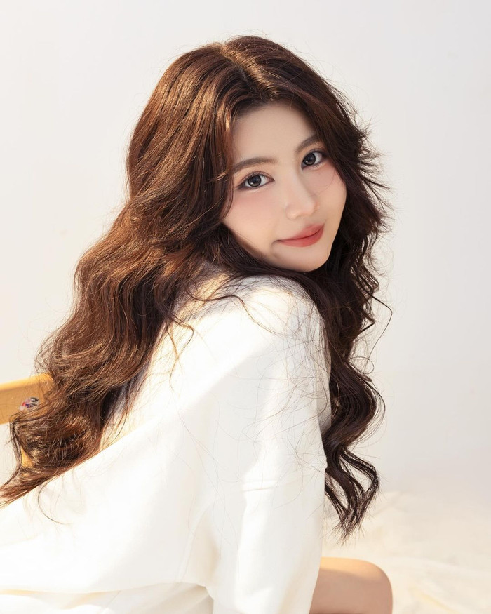 Những năm gần đây, sự trưởng thành trong con người và sắc vóc của bộ đôi ái nữ nhà Quyền Linh và Dạ Thảo nhận được sự quan tâm từ công chúng. Theo SAOStar tìm hiểu, con gái út của nam MC có tên Mai Thảo Ngọc, sinh năm 2008 và cách chị cả 2 tuổi.  