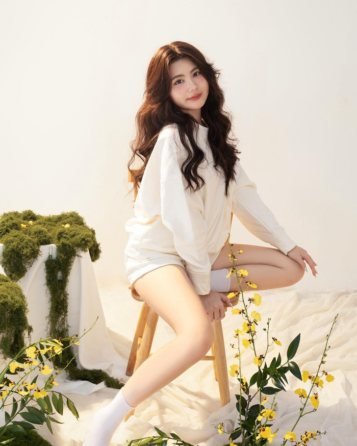 Phù hợp bảng màu, cô mang đôi tất tông trắng cao cổ. Có thể thấy, hoa văn hay họa tiết điểm tô đều được tinh giản tối đa trên các items nàng út chọn diện. Trong khung ảnh bắt cận, đôi chân thon dài, không tì vết của nhóc tì để lại ấn tượng tốt.