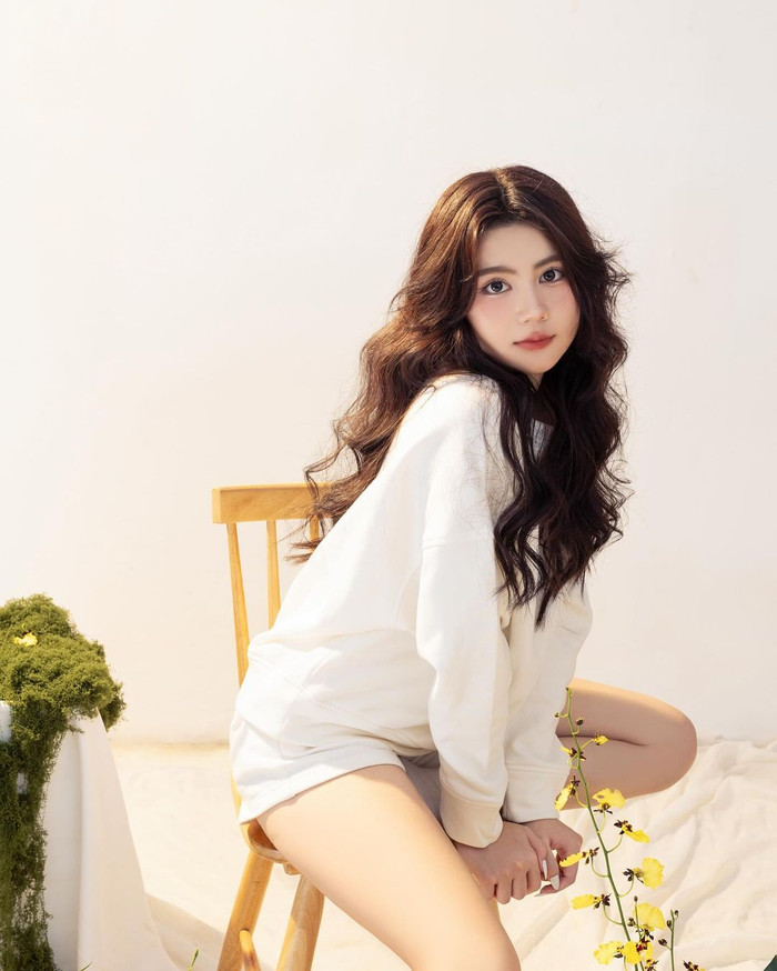 Tạm biệt những thước ảnh ma mị mang nét trưởng thành, Hạt Dẻ (Mai Thảo Ngọc) thu hút sự chú ý với loạt khoảnh khắc thiếu nữ đầy ngọt ngào. Cô chọn cho mình bối cảnh phủ ngập hoa lá nở rộ dưới phông nền màu beige.  