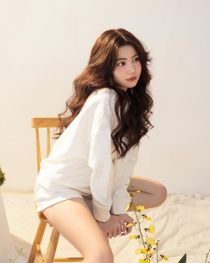 Kiểu tóc xoăn rẽ ngôi giữa bồng bềnh giúp ngoại hình của ái nữ nhà Quyền Linh thêm phần nữ tính, yêu kiều. Bên cạnh đó, lối trang điểm nhẹ nhàng với đôi má ửng hồng và môi son hồng mang lại cảm giác tươi trẻ nhưng không kém phần thu hút.  