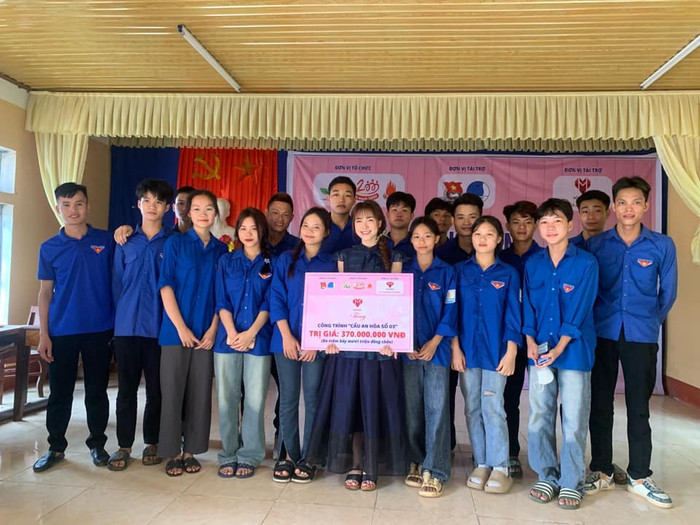 Những người có mặt tại lễ khánh thành cầu với Hoà Minzy đều thể hiện sự hồ hởi, vui vẻ. Ảnh: Facebook Đặng Quốc Hoàn