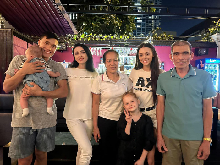 Bùi Tiến Dũng và Dianka được hai bên gia đình hết mực quan tâm, sẵn sàng giúp đỡ việc chăm sóc, nuôi dưỡng quý tử Danil. Ảnh: FBNV