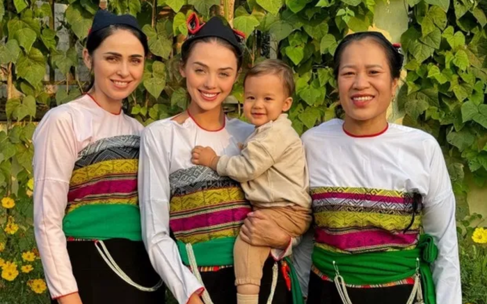 Vợ Bùi Tiến Dũng bế con, cười tươi rói khi chụp ảnh với mẹ ruột và mẹ chồng. Ảnh: FBNV