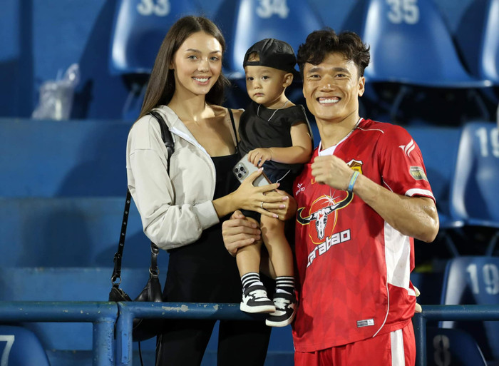 Dianka bế con đến ủng hộ Bùi Tiến Dũng thi đấu. Ảnh: FBNV