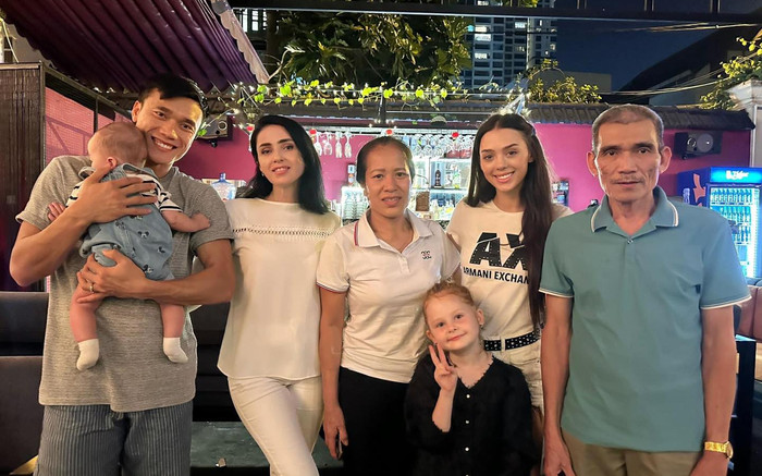 Bùi Tiến Dũng mua quần áo tặng đấng sinh thành, vợ Tây khen mẹ chồng bằng tiếng Việt Ảnh 2