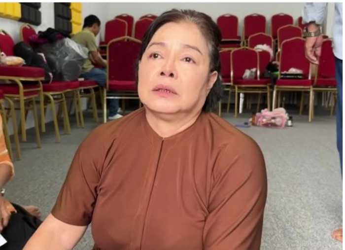 Những ngày tháng cuối đời, bà phải đi bán bánh mì, làm bảo vệ để mưu sinh.