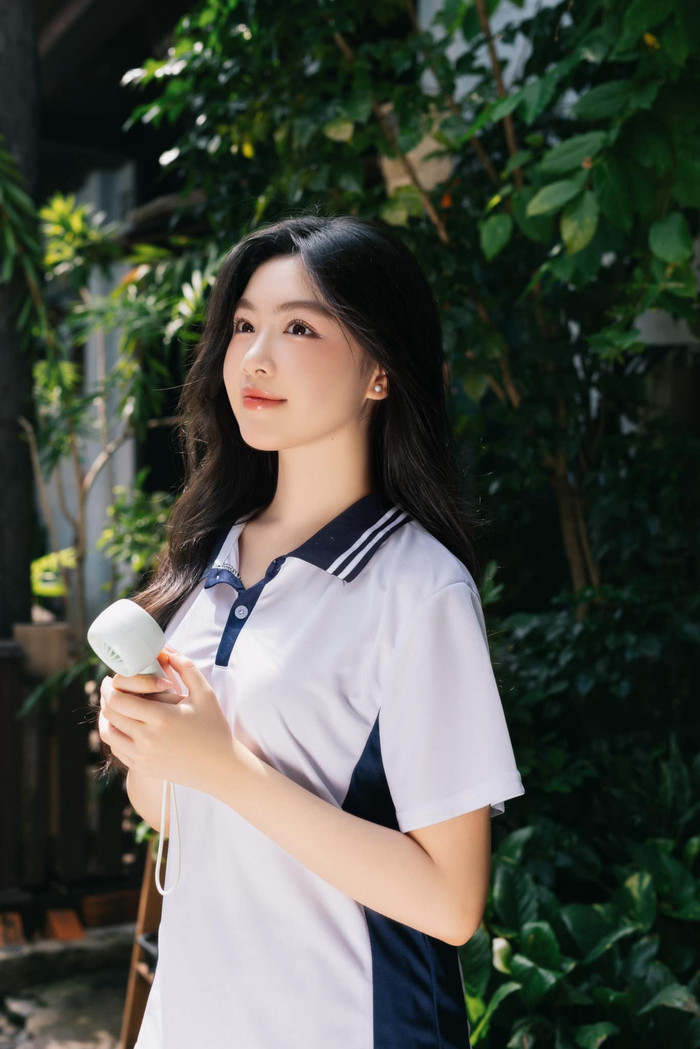 Gần đây, ái nữ nhà Quyền Linh cũng làm nhiều người ngạc nhiên khi con đường cô chọn sau khi tốt nghiệp phổ thông không phải là sang Anh du học như dự tính.