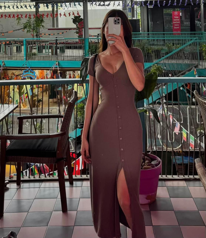 Yến Xuân - vợ sắp cưới của Đặng Văn Lâm thường xuyên đăng tải những khoảnh khắc đời thường. Song, tần suất cô để lộ gương mặt khá ít ỏi. Thay vào đó, cô thường chụp hình trước gương, dùng điện thoại che kín gương mặt.