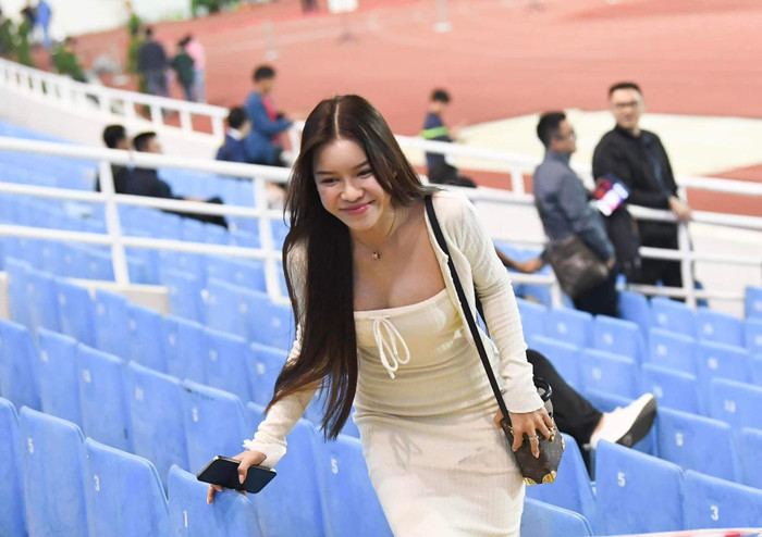 Trong một vài hình ảnh để lộ gương mặt, Yến Xuân gây chú ý với gương mặt xinh xắn, đường nét mềm mại cùng nụ cười duyên dáng. Không những vậy, cô còn toát lên thần thái nhẹ nhàng qua mái tóc suông dài, mượt mà.