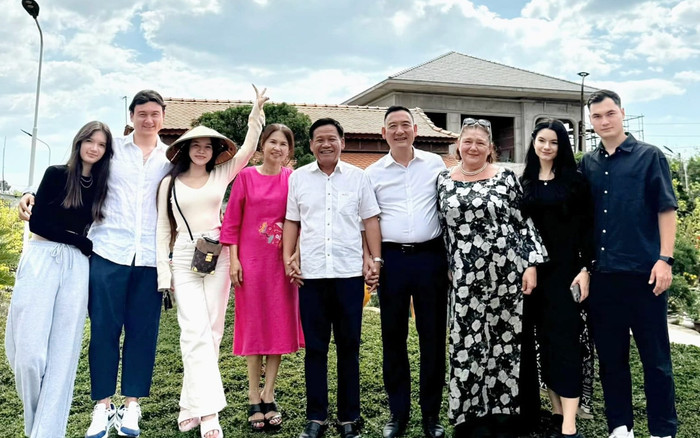 Rộ khoảnh khắc gia đình Đặng Văn Lâm - Yến Xuân gặp mặt bàn tính chuyện mần sui Ảnh 2