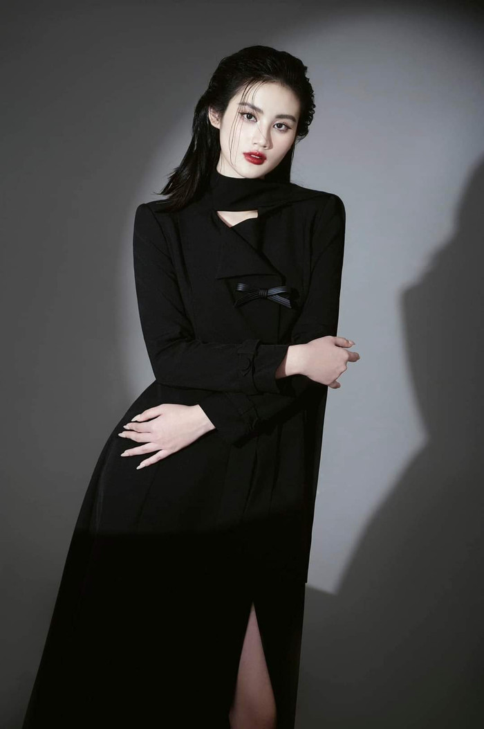 Hoa hậu Ý Nhi tập dượt tiếng Trung trước thềm thi đấu Miss World 2025.