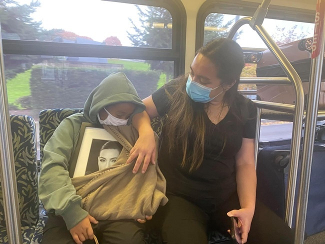 Nathan từng ôm chặt di ảnh của bà ngoại khi đi du lịch.