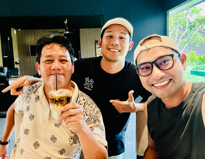 Nam diễn viên tranh thủ gặp gỡ nhiều đồng nghiệp thân thiết sau thời gian qua Canada định cư.