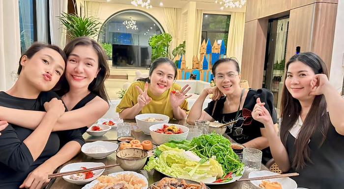 Bà xã Huỳnh Đông bên các đồng nghiệp thân thiết như Kha Ly, Vân Trang...