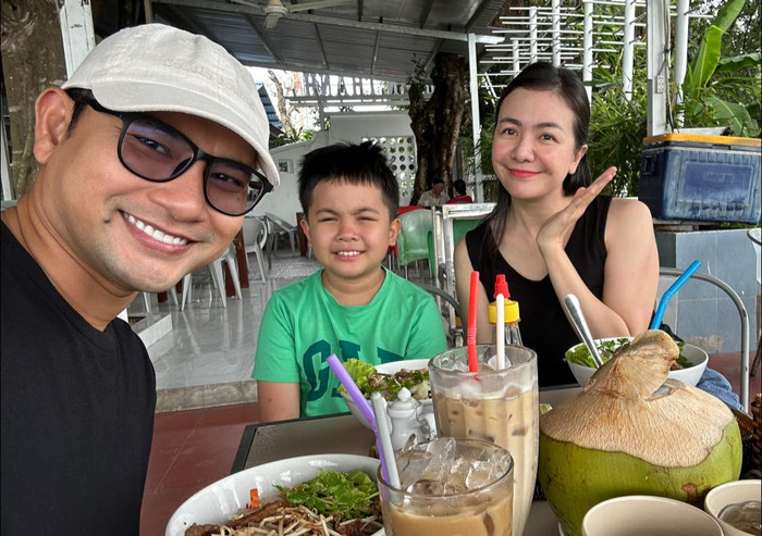 Gia đình nhỏ của Huỳnh Đông trong chuyến về thăm Việt Nam.