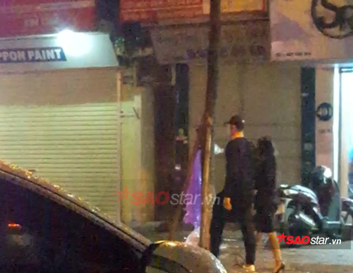 Sau buổi ăn uống đó, Đặng Văn Lâm và bạn gái ra về. Anh nắm chặt tay nửa kia không rời nửa bước.