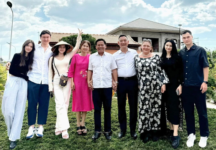 Nhân dịp Tết Nguyên đán 2024, gia đình Đặng Văn Lâm đến chúc Tết gia đình bạn gái Yến Xuân. Đôi bên đã có khung hình chụp chung với đông đủ thành viên. Đặng Văn Lâm ôm eo bạn gái đầy tình tứ.