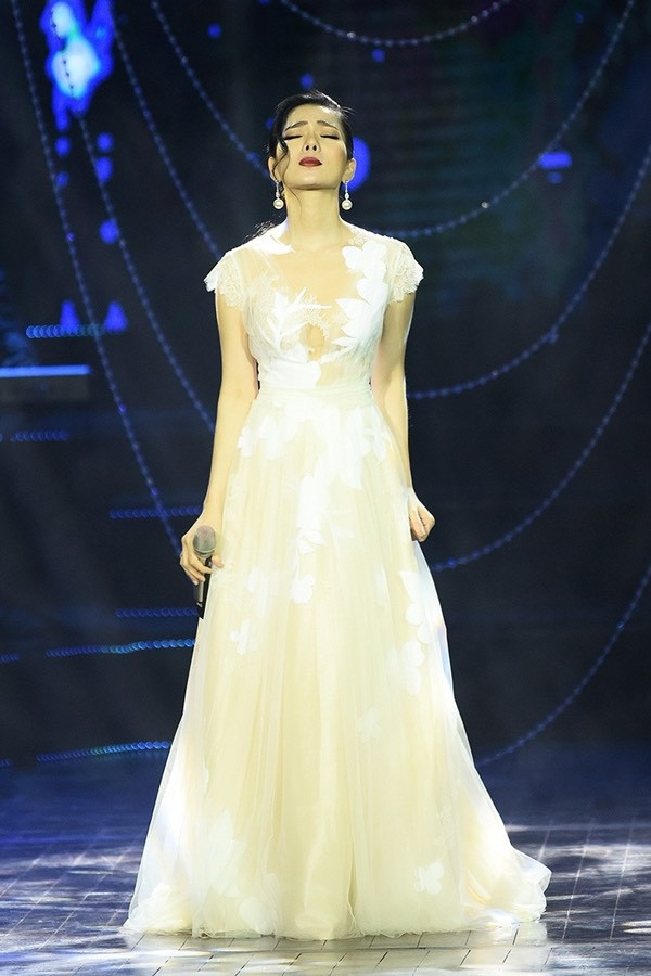 Nữ ca sĩ sinh ra trong gia đình có truyền thống nghệ thuật.